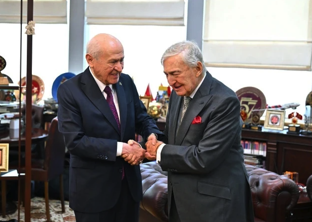 Herkes bu hediyeyi konuşuyor! Koç Ailesi'nin Bahçeli’ye sunduğu sembolün ardındaki derin anlam - Resim: 0