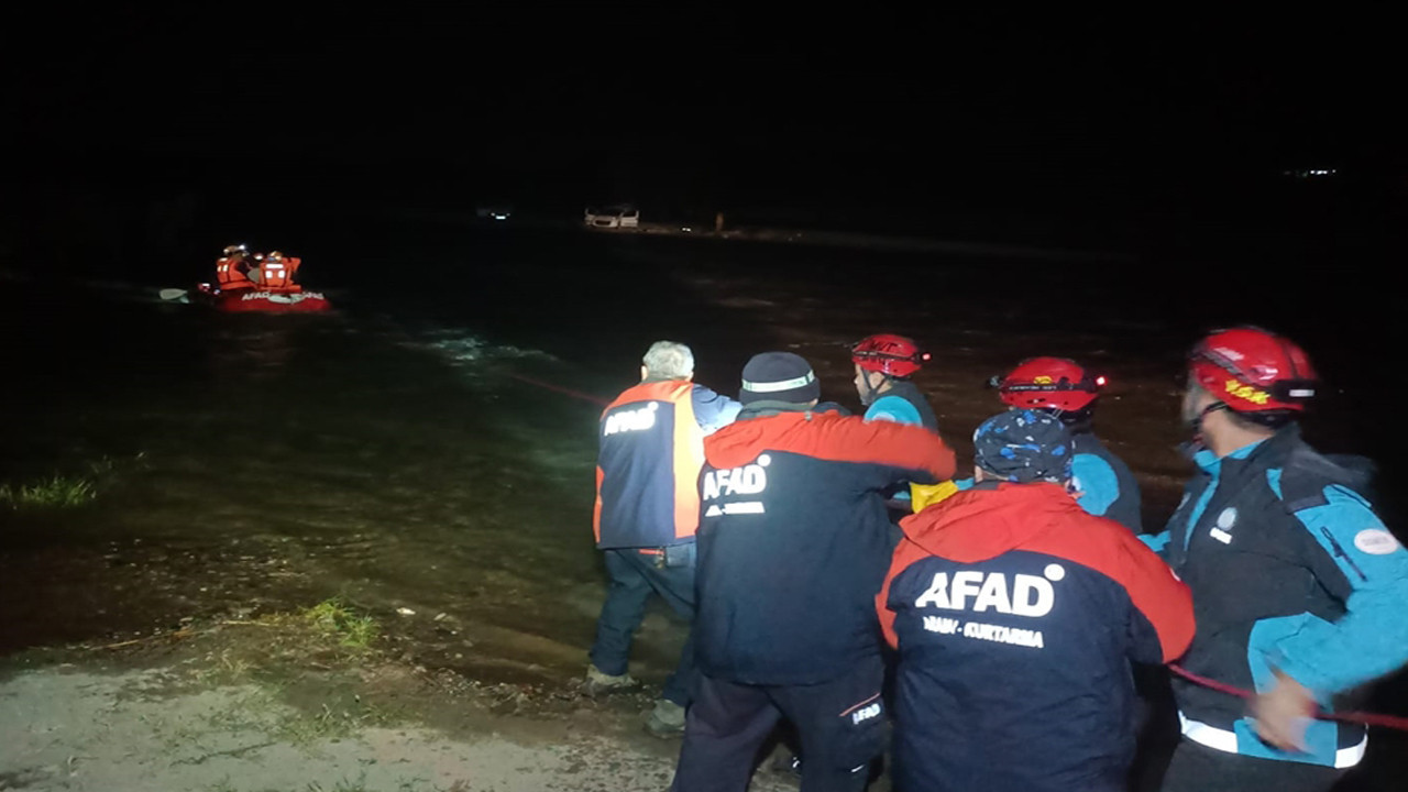 Su seviyesi yükselen derede mahsur kaldılar